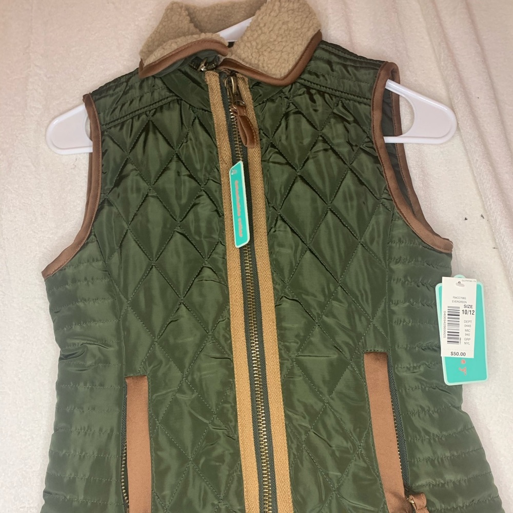Vest with removable collar